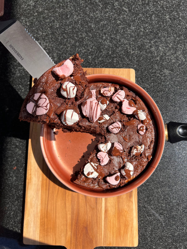 Pastel de chocolate con malvaviscos en el sartén