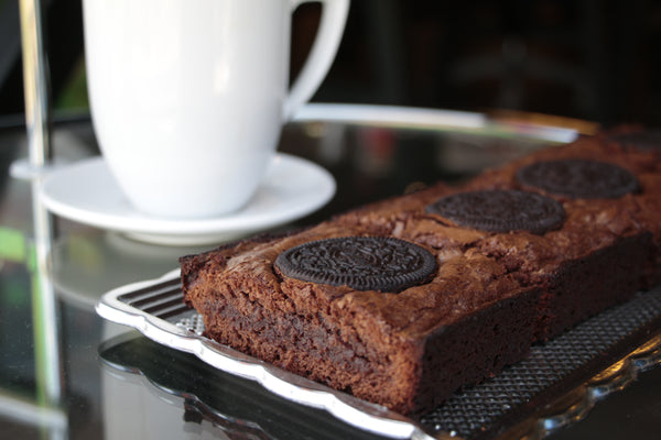 Brownie de chocolate con nutella + cubertura de oreo. Queda suavecito por adentro y crujiente por afuera una delicia!